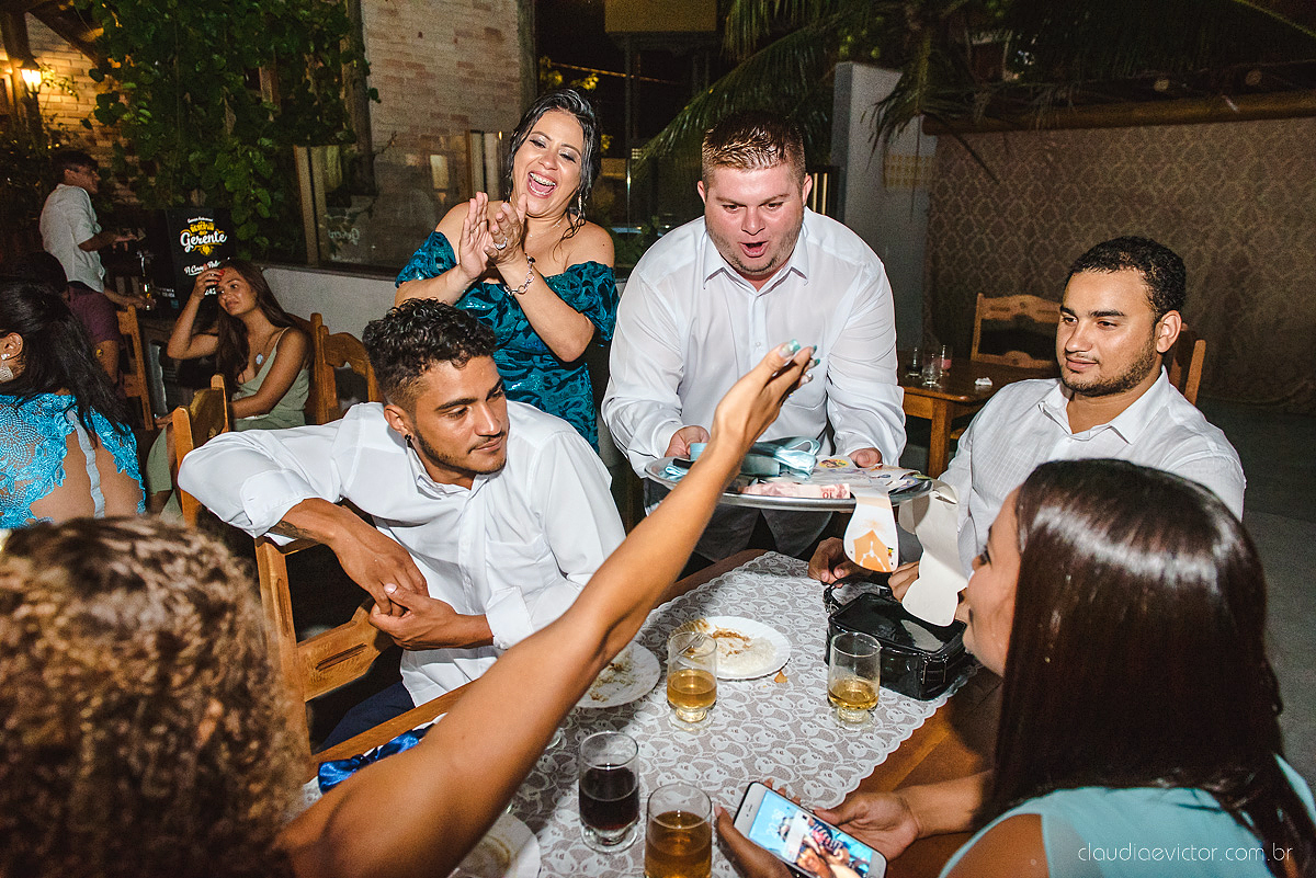 Lindo casamento realizado no cerimonial Kafuá do lino em Ponta da Fruta por fotógrafos de casamento de vila velha fotógrafos de casamento de vitória fotógrafos de casamento de serra espirito santo es com noivo noiva por do sol e vestido de noiva