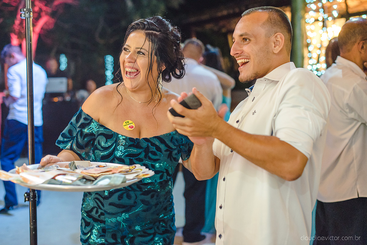 Lindo casamento realizado no cerimonial Kafuá do lino em Ponta da Fruta por fotógrafos de casamento de vila velha fotógrafos de casamento de vitória fotógrafos de casamento de serra espirito santo es com noivo noiva por do sol e vestido de noiva