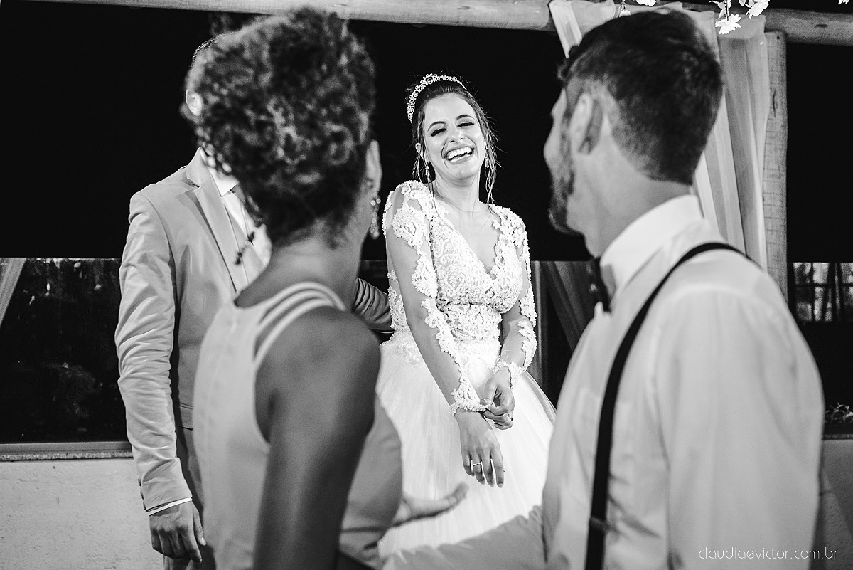 Lindo casamento realizado no cerimonial Kafuá do lino em Ponta da Fruta por fotógrafos de casamento de vila velha fotógrafos de casamento de vitória fotógrafos de casamento de serra espirito santo es com noivo noiva por do sol e vestido de noiva