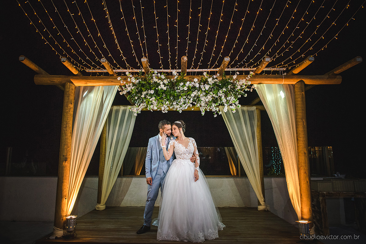Lindo casamento realizado no cerimonial Kafuá do lino em Ponta da Fruta por fotógrafos de casamento de vila velha fotógrafos de casamento de vitória fotógrafos de casamento de serra espirito santo es com noivo noiva por do sol e vestido de noiva