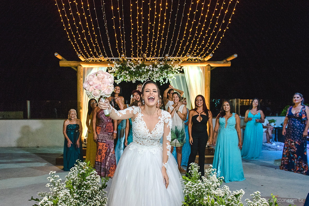 Lindo casamento realizado no cerimonial Kafuá do lino em Ponta da Fruta por fotógrafos de casamento de vila velha fotógrafos de casamento de vitória fotógrafos de casamento de serra espirito santo es com noivo noiva por do sol e vestido de noiva
