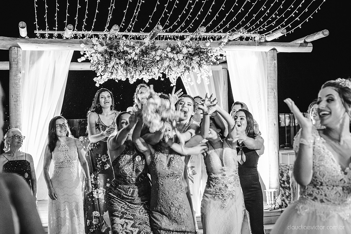 Lindo casamento realizado no cerimonial Kafuá do lino em Ponta da Fruta por fotógrafos de casamento de vila velha fotógrafos de casamento de vitória fotógrafos de casamento de serra espirito santo es com noivo noiva por do sol e vestido de noiva