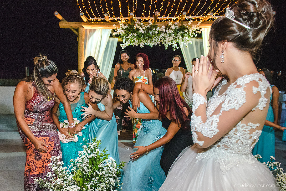 Lindo casamento realizado no cerimonial Kafuá do lino em Ponta da Fruta por fotógrafos de casamento de vila velha fotógrafos de casamento de vitória fotógrafos de casamento de serra espirito santo es com noivo noiva por do sol e vestido de noiva