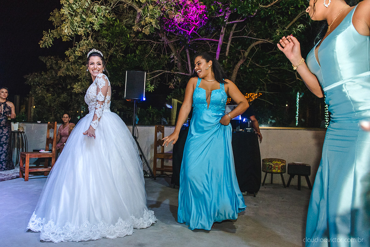 Lindo casamento realizado no cerimonial Kafuá do lino em Ponta da Fruta por fotógrafos de casamento de vila velha fotógrafos de casamento de vitória fotógrafos de casamento de serra espirito santo es com noivo noiva por do sol e vestido de noiva
