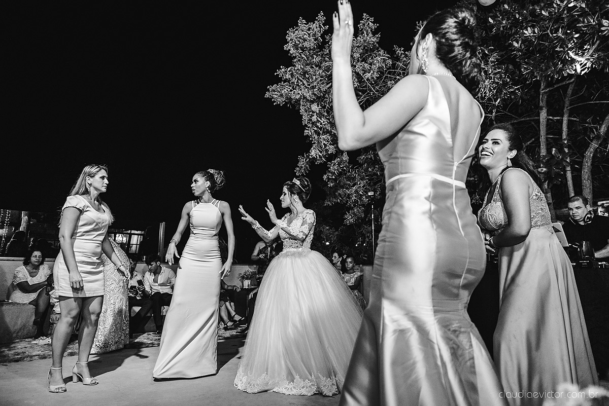 Lindo casamento realizado no cerimonial Kafuá do lino em Ponta da Fruta por fotógrafos de casamento de vila velha fotógrafos de casamento de vitória fotógrafos de casamento de serra espirito santo es com noivo noiva por do sol e vestido de noiva