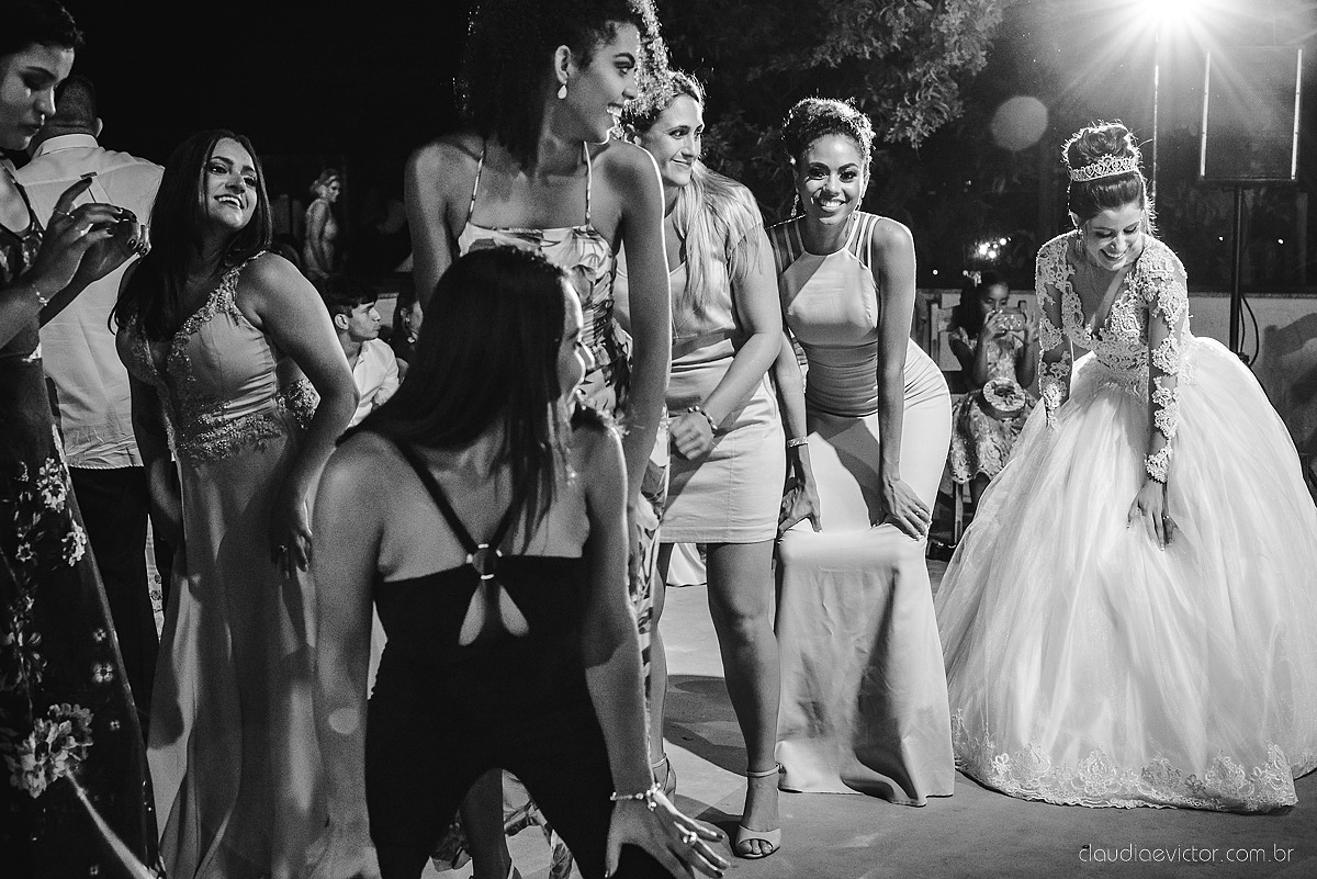 Lindo casamento realizado no cerimonial Kafuá do lino em Ponta da Fruta por fotógrafos de casamento de vila velha fotógrafos de casamento de vitória fotógrafos de casamento de serra espirito santo es com noivo noiva por do sol e vestido de noiva