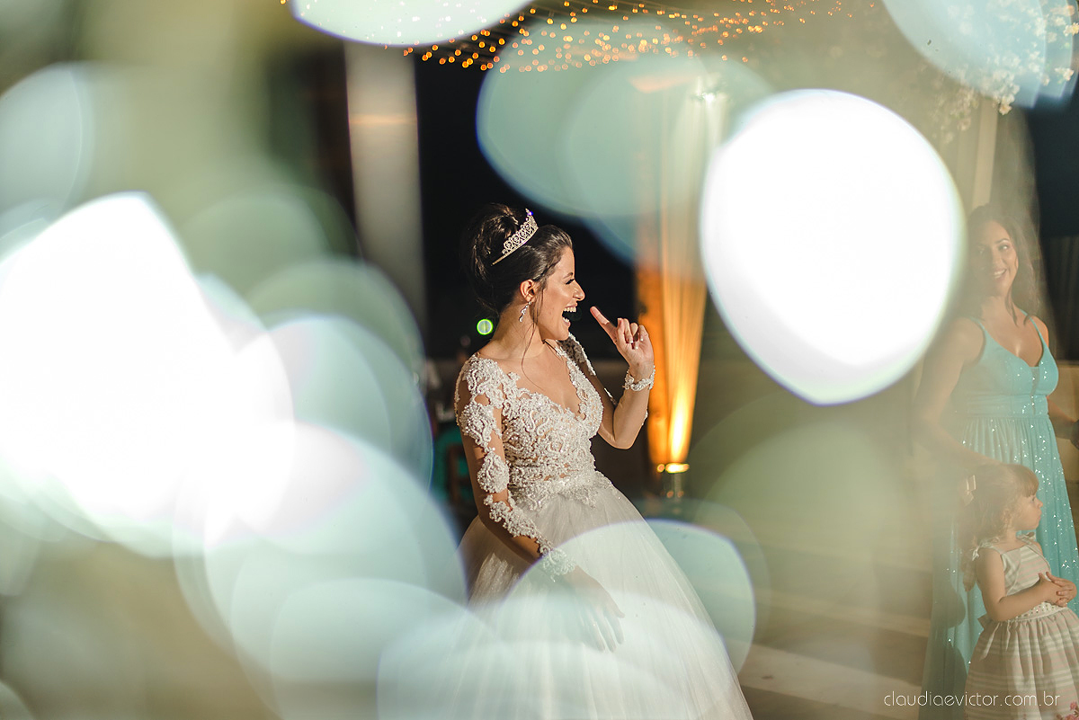 Lindo casamento realizado no cerimonial Kafuá do lino em Ponta da Fruta por fotógrafos de casamento de vila velha fotógrafos de casamento de vitória fotógrafos de casamento de serra espirito santo es com noivo noiva por do sol e vestido de noiva