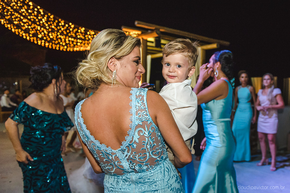 Lindo casamento realizado no cerimonial Kafuá do lino em Ponta da Fruta por fotógrafos de casamento de vila velha fotógrafos de casamento de vitória fotógrafos de casamento de serra espirito santo es com noivo noiva por do sol e vestido de noiva
