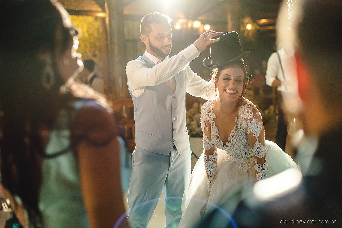 Lindo casamento realizado no cerimonial Kafuá do lino em Ponta da Fruta por fotógrafos de casamento de vila velha fotógrafos de casamento de vitória fotógrafos de casamento de serra espirito santo es com noivo noiva por do sol e vestido de noiva