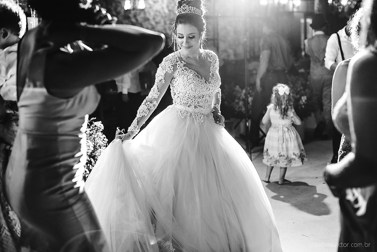 Lindo casamento realizado no cerimonial Kafuá do lino em Ponta da Fruta por fotógrafos de casamento de vila velha fotógrafos de casamento de vitória fotógrafos de casamento de serra espirito santo es com noivo noiva por do sol e vestido de noiva