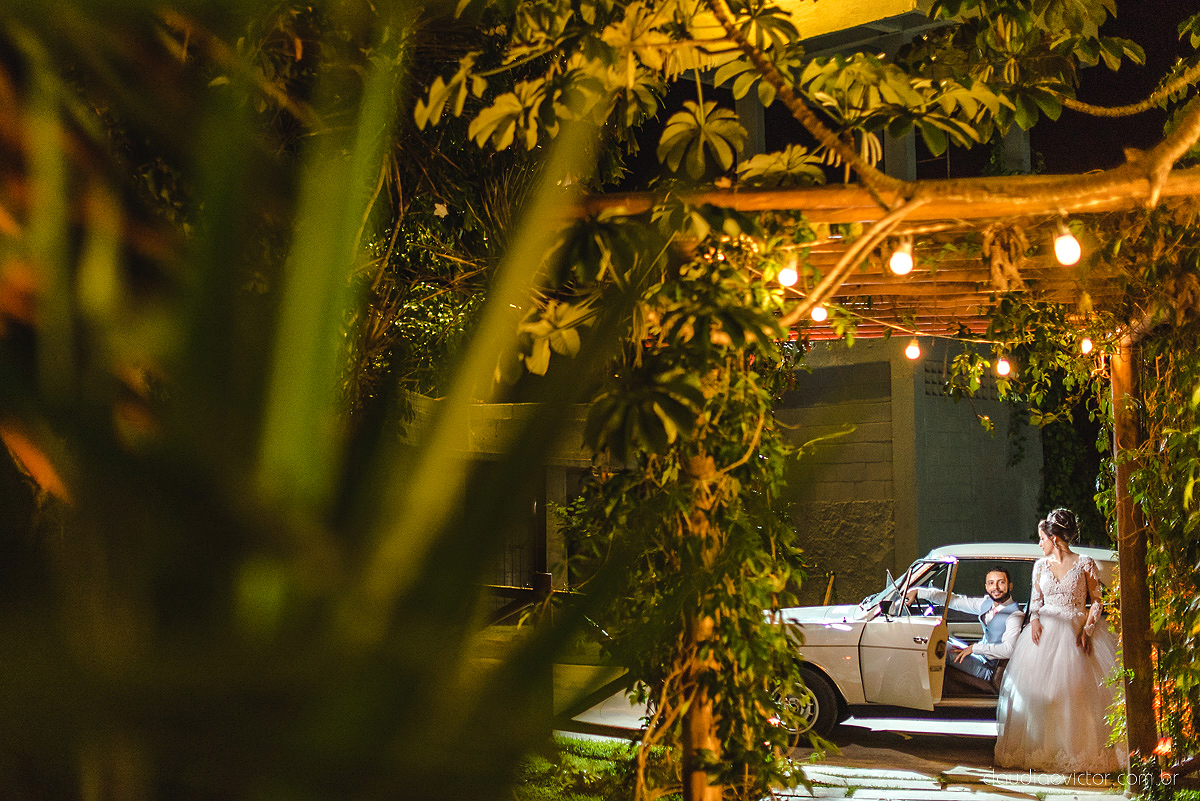 Lindo casamento realizado no cerimonial Kafuá do lino em Ponta da Fruta por fotógrafos de casamento de vila velha fotógrafos de casamento de vitória fotógrafos de casamento de serra espirito santo es com noivo noiva por do sol e vestido de noiva