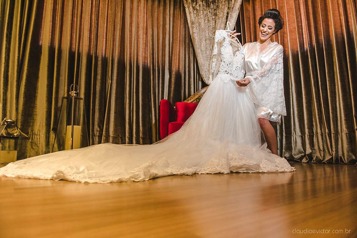 Lindo casamento realizado no cerimonial Kafuá do lino em Ponta da Fruta por fotógrafos de casamento de vila velha fotógrafos de casamento de vitória fotógrafos de casamento de serra espirito santo es com noivo noiva por do sol e vestido de noiva