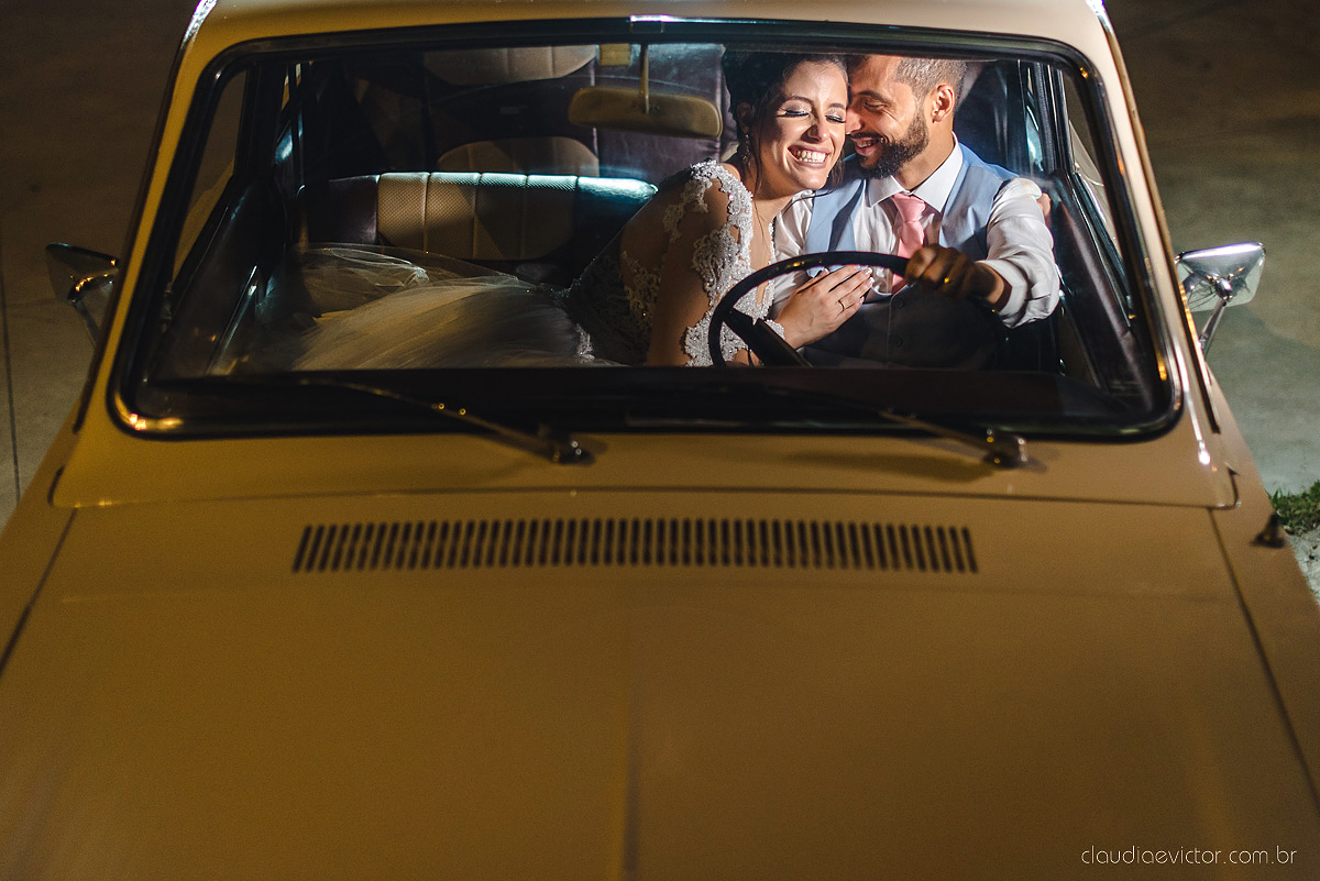 Lindo casamento realizado no cerimonial Kafuá do lino em Ponta da Fruta por fotógrafos de casamento de vila velha fotógrafos de casamento de vitória fotógrafos de casamento de serra espirito santo es com noivo noiva por do sol e vestido de noiva