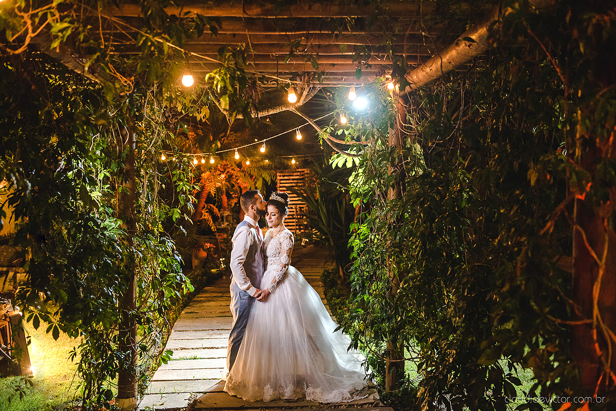 Lindo casamento realizado no cerimonial Kafuá do lino em Ponta da Fruta por fotógrafos de casamento de vila velha fotógrafos de casamento de vitória fotógrafos de casamento de serra espirito santo es com noivo noiva por do sol e vestido de noiva