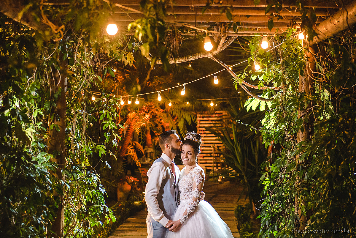 Lindo casamento realizado no cerimonial Kafuá do lino em Ponta da Fruta por fotógrafos de casamento de vila velha fotógrafos de casamento de vitória fotógrafos de casamento de serra espirito santo es com noivo noiva por do sol e vestido de noiva