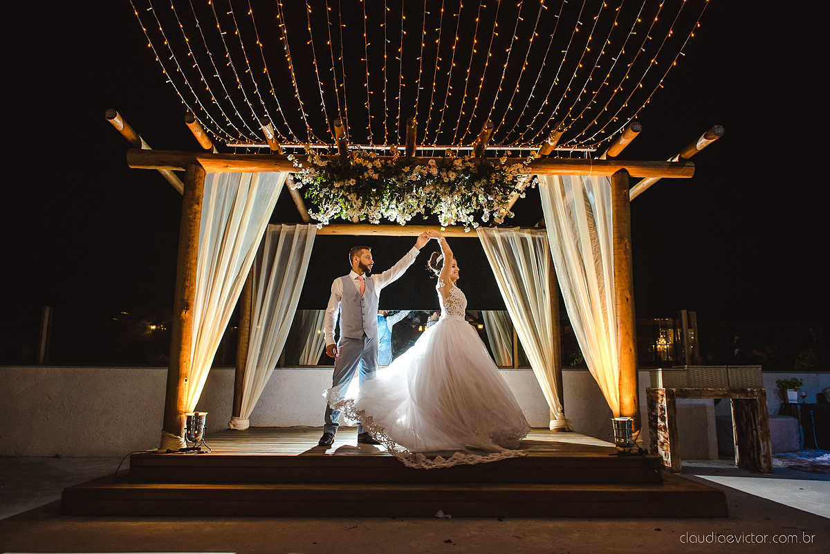 Lindo casamento realizado no cerimonial Kafuá do lino em Ponta da Fruta por fotógrafos de casamento de vila velha fotógrafos de casamento de vitória fotógrafos de casamento de serra espirito santo es com noivo noiva por do sol e vestido de noiva