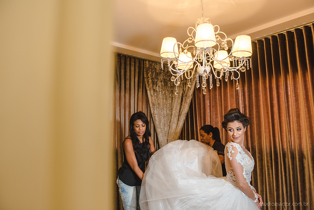 Lindo casamento realizado no cerimonial Kafuá do lino em Ponta da Fruta por fotógrafos de casamento de vila velha fotógrafos de casamento de vitória fotógrafos de casamento de serra espirito santo es com noivo noiva por do sol e vestido de noiva