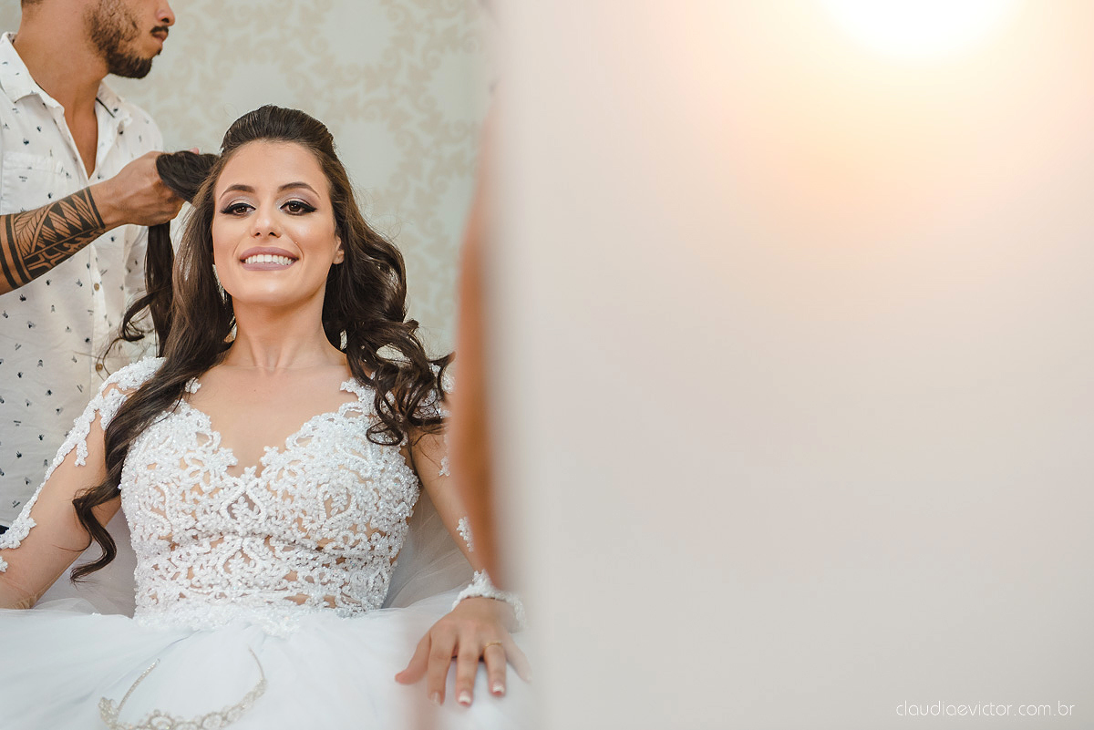 Lindo casamento realizado no cerimonial Kafuá do lino em Ponta da Fruta por fotógrafos de casamento de vila velha fotógrafos de casamento de vitória fotógrafos de casamento de serra espirito santo es com noivo noiva por do sol e vestido de noiva