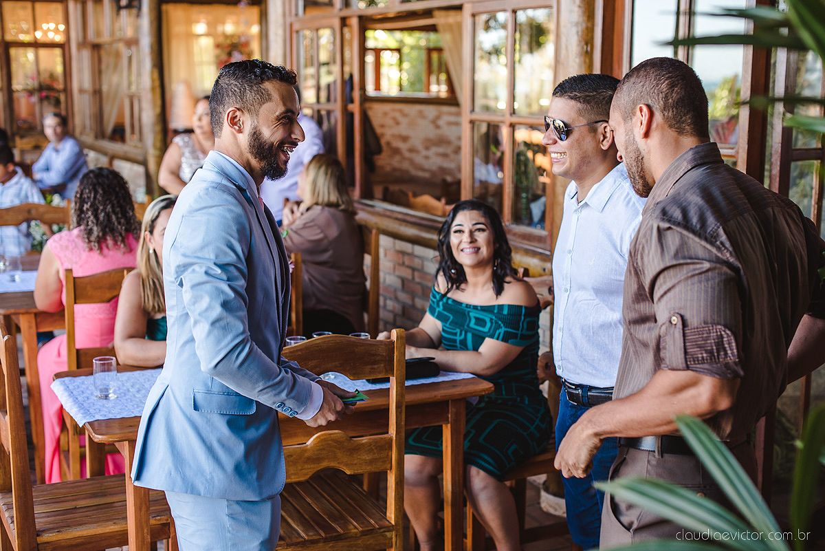 Lindo casamento realizado no cerimonial Kafuá do lino em Ponta da Fruta por fotógrafos de casamento de vila velha fotógrafos de casamento de vitória fotógrafos de casamento de serra espirito santo es com noivo noiva por do sol e vestido de noiva