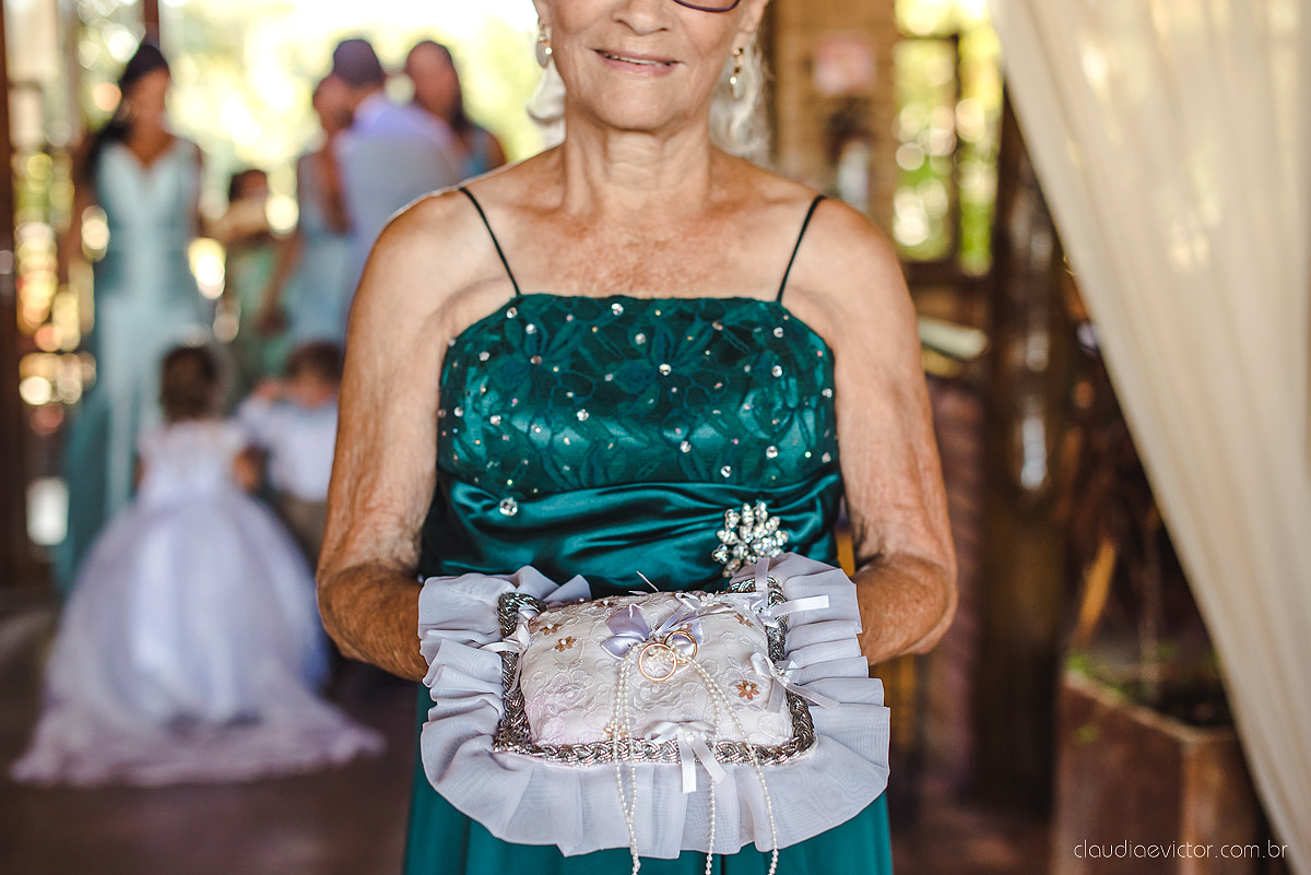 Lindo casamento realizado no cerimonial Kafuá do lino em Ponta da Fruta por fotógrafos de casamento de vila velha fotógrafos de casamento de vitória fotógrafos de casamento de serra espirito santo es com noivo noiva por do sol e vestido de noiva