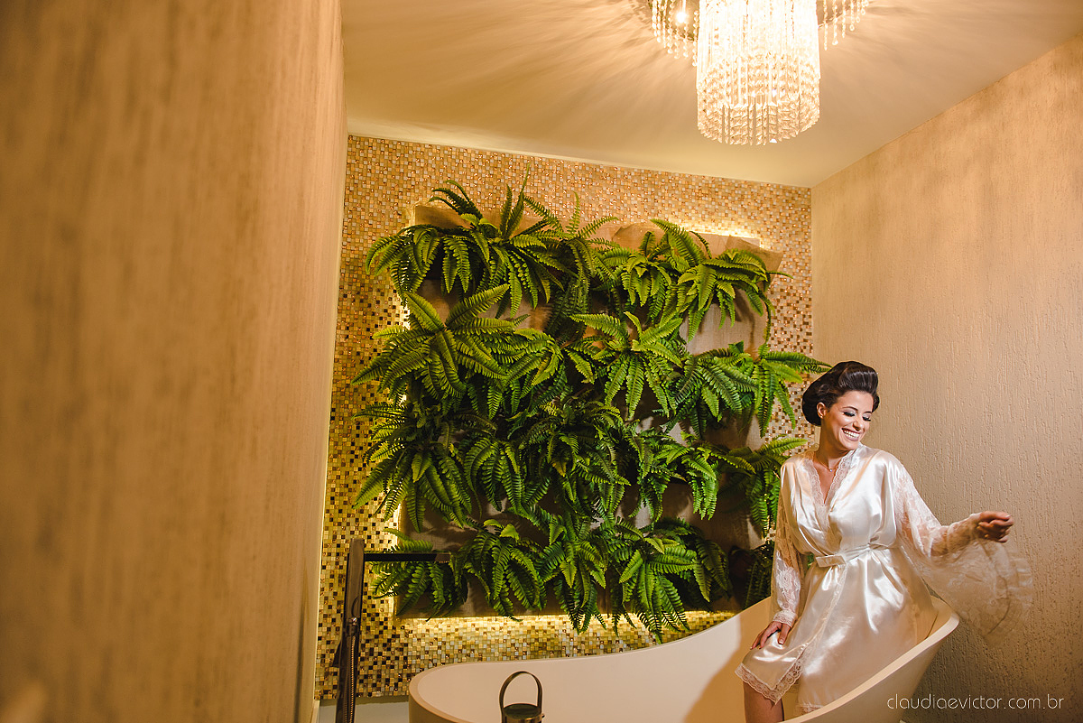 Lindo casamento realizado no cerimonial Kafuá do lino em Ponta da Fruta por fotógrafos de casamento de vila velha fotógrafos de casamento de vitória fotógrafos de casamento de serra espirito santo es com noivo noiva por do sol e vestido de noiva