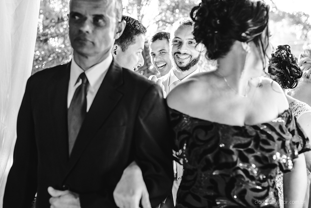 Lindo casamento realizado no cerimonial Kafuá do lino em Ponta da Fruta por fotógrafos de casamento de vila velha fotógrafos de casamento de vitória fotógrafos de casamento de serra espirito santo es com noivo noiva por do sol e vestido de noiva