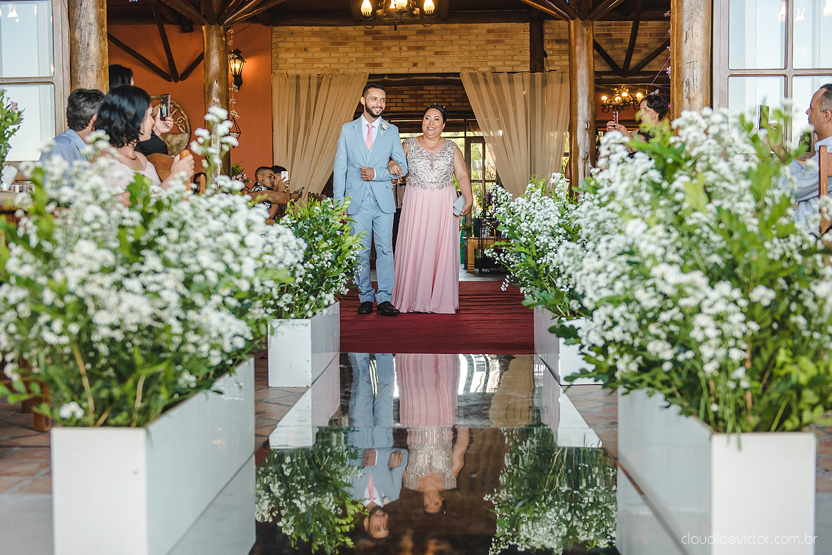 Lindo casamento realizado no cerimonial Kafuá do lino em Ponta da Fruta por fotógrafos de casamento de vila velha fotógrafos de casamento de vitória fotógrafos de casamento de serra espirito santo es com noivo noiva por do sol e vestido de noiva