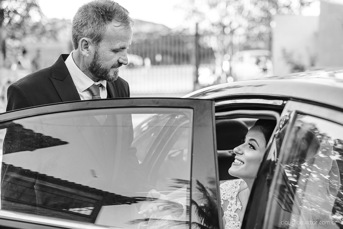 Lindo casamento realizado no cerimonial Kafuá do lino em Ponta da Fruta por fotógrafos de casamento de vila velha fotógrafos de casamento de vitória fotógrafos de casamento de serra espirito santo es com noivo noiva por do sol e vestido de noiva
