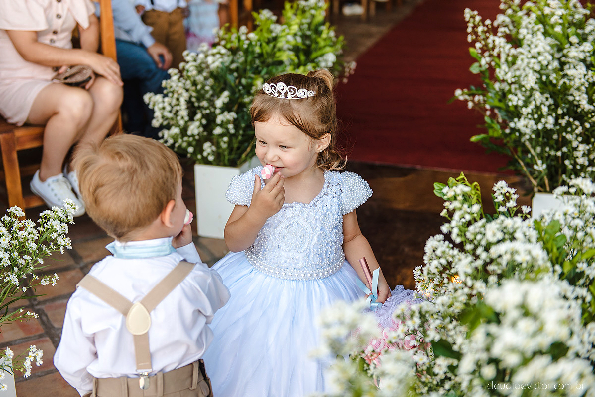 Lindo casamento realizado no cerimonial Kafuá do lino em Ponta da Fruta por fotógrafos de casamento de vila velha fotógrafos de casamento de vitória fotógrafos de casamento de serra espirito santo es com noivo noiva por do sol e vestido de noiva
