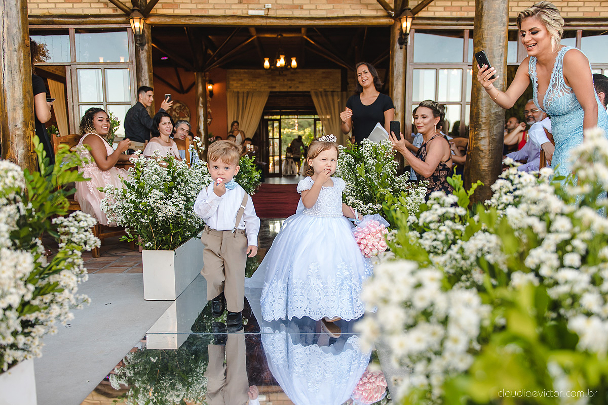 Lindo casamento realizado no cerimonial Kafuá do lino em Ponta da Fruta por fotógrafos de casamento de vila velha fotógrafos de casamento de vitória fotógrafos de casamento de serra espirito santo es com noivo noiva por do sol e vestido de noiva