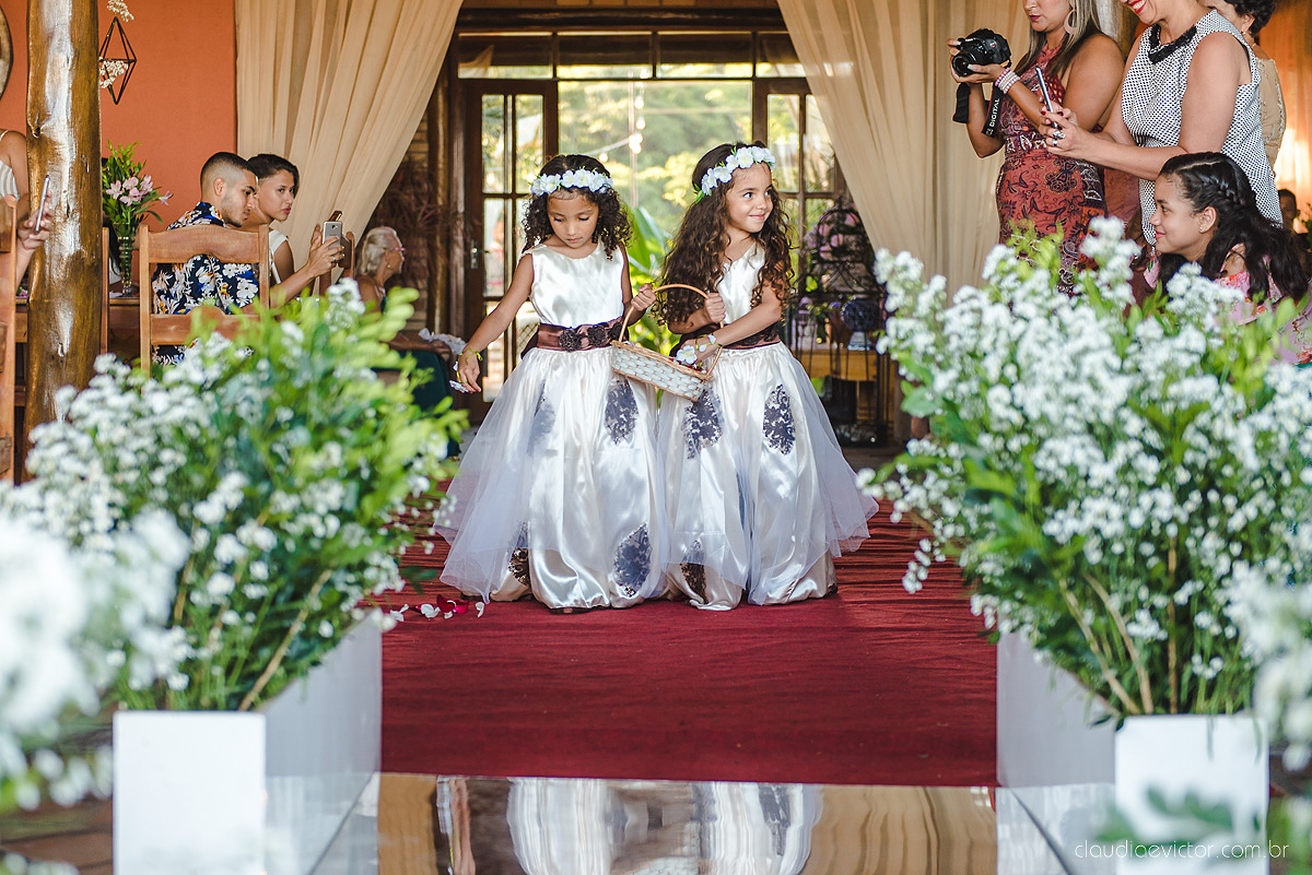 Lindo casamento realizado no cerimonial Kafuá do lino em Ponta da Fruta por fotógrafos de casamento de vila velha fotógrafos de casamento de vitória fotógrafos de casamento de serra espirito santo es com noivo noiva por do sol e vestido de noiva