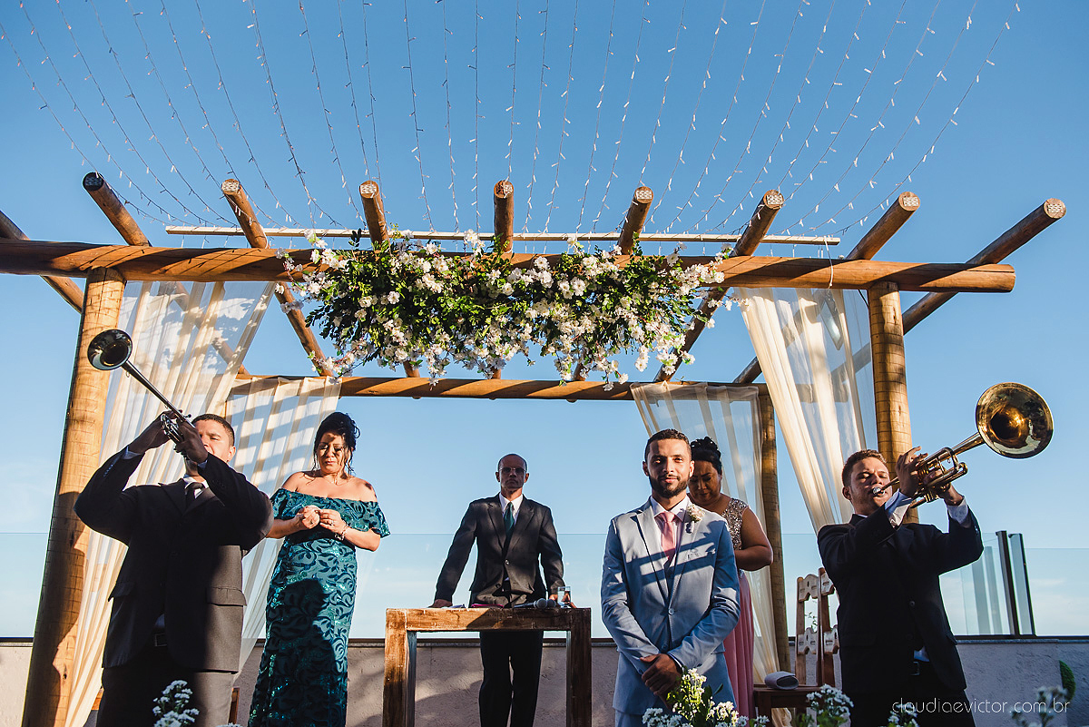 Lindo casamento realizado no cerimonial Kafuá do lino em Ponta da Fruta por fotógrafos de casamento de vila velha fotógrafos de casamento de vitória fotógrafos de casamento de serra espirito santo es com noivo noiva por do sol e vestido de noiva