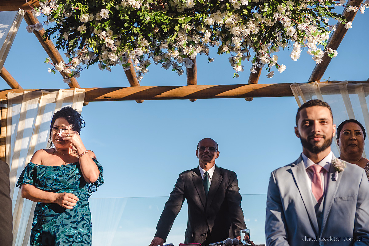 Lindo casamento realizado no cerimonial Kafuá do lino em Ponta da Fruta por fotógrafos de casamento de vila velha fotógrafos de casamento de vitória fotógrafos de casamento de serra espirito santo es com noivo noiva por do sol e vestido de noiva