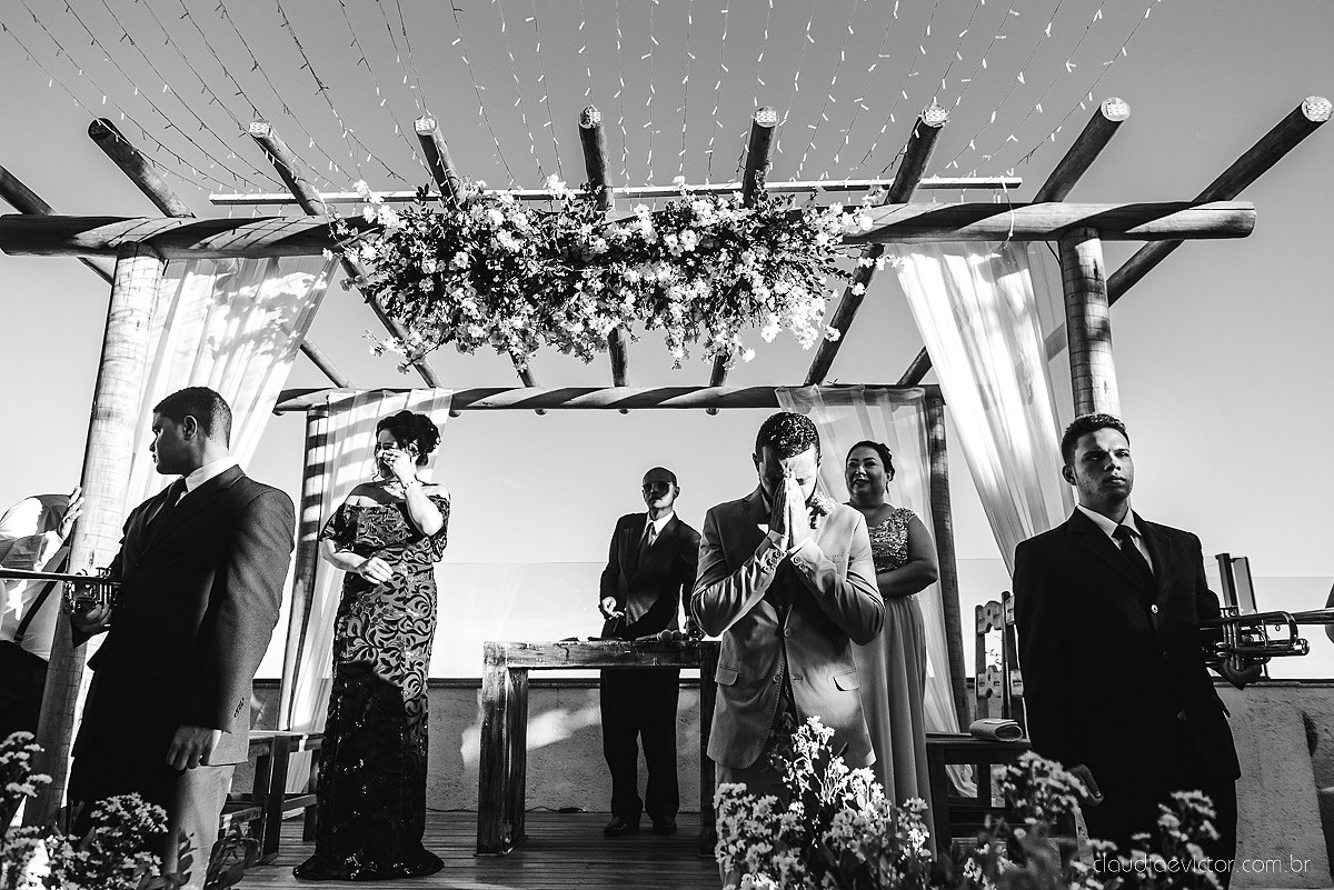 Lindo casamento realizado no cerimonial Kafuá do lino em Ponta da Fruta por fotógrafos de casamento de vila velha fotógrafos de casamento de vitória fotógrafos de casamento de serra espirito santo es com noivo noiva por do sol e vestido de noiva