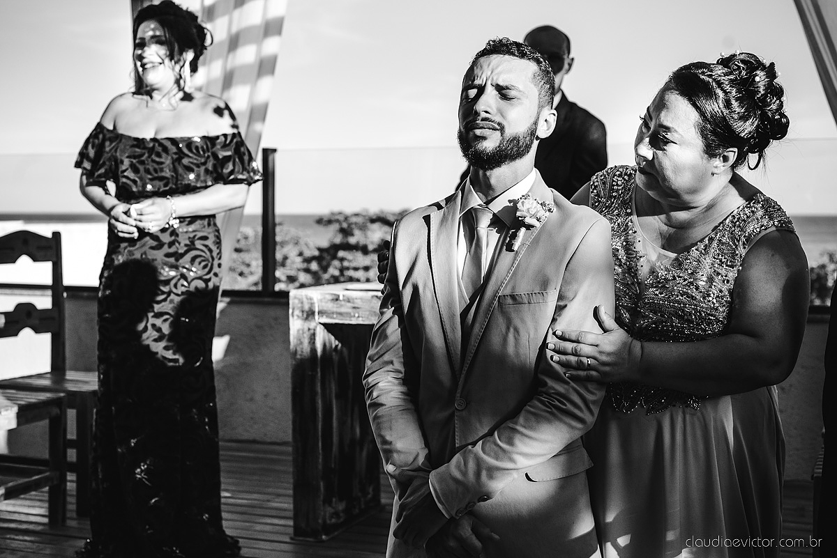 Lindo casamento realizado no cerimonial Kafuá do lino em Ponta da Fruta por fotógrafos de casamento de vila velha fotógrafos de casamento de vitória fotógrafos de casamento de serra espirito santo es com noivo noiva por do sol e vestido de noiva