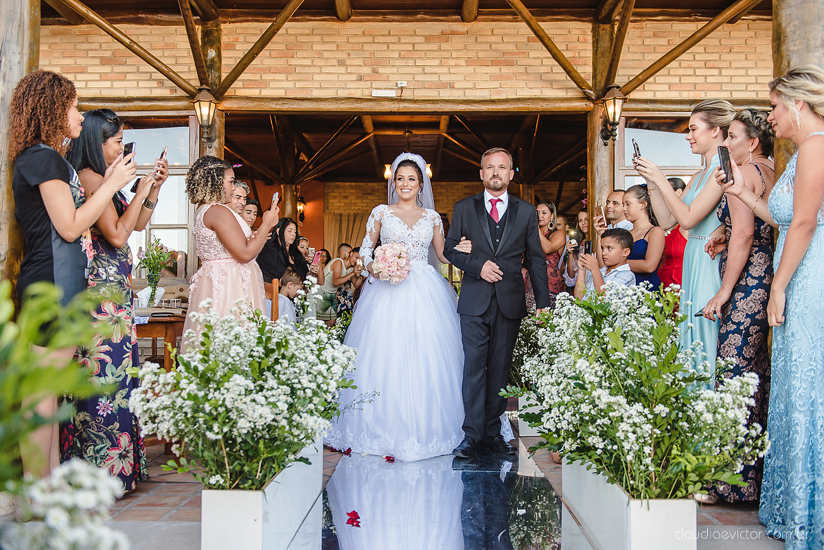 Lindo casamento realizado no cerimonial Kafuá do lino em Ponta da Fruta por fotógrafos de casamento de vila velha fotógrafos de casamento de vitória fotógrafos de casamento de serra espirito santo es com noivo noiva por do sol e vestido de noiva