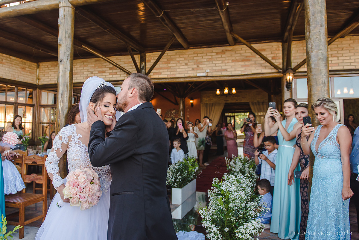 Lindo casamento realizado no cerimonial Kafuá do lino em Ponta da Fruta por fotógrafos de casamento de vila velha fotógrafos de casamento de vitória fotógrafos de casamento de serra espirito santo es com noivo noiva por do sol e vestido de noiva