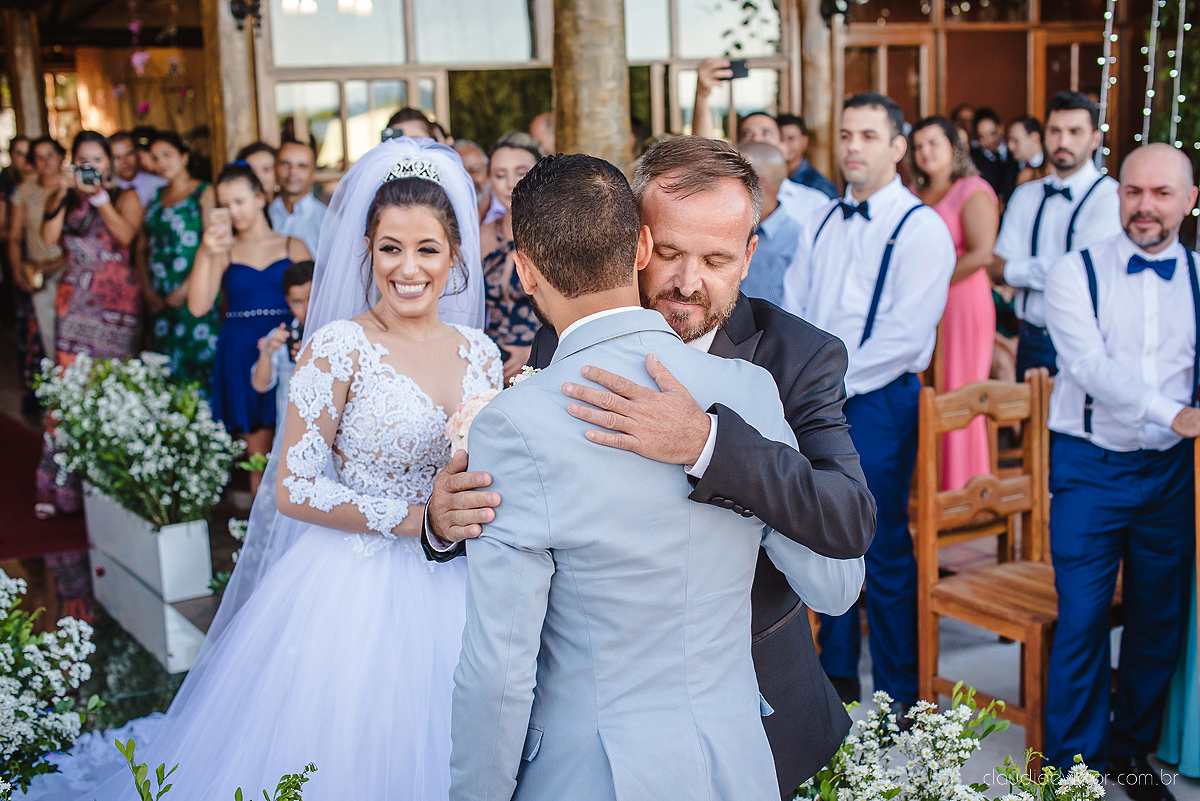 Lindo casamento realizado no cerimonial Kafuá do lino em Ponta da Fruta por fotógrafos de casamento de vila velha fotógrafos de casamento de vitória fotógrafos de casamento de serra espirito santo es com noivo noiva por do sol e vestido de noiva