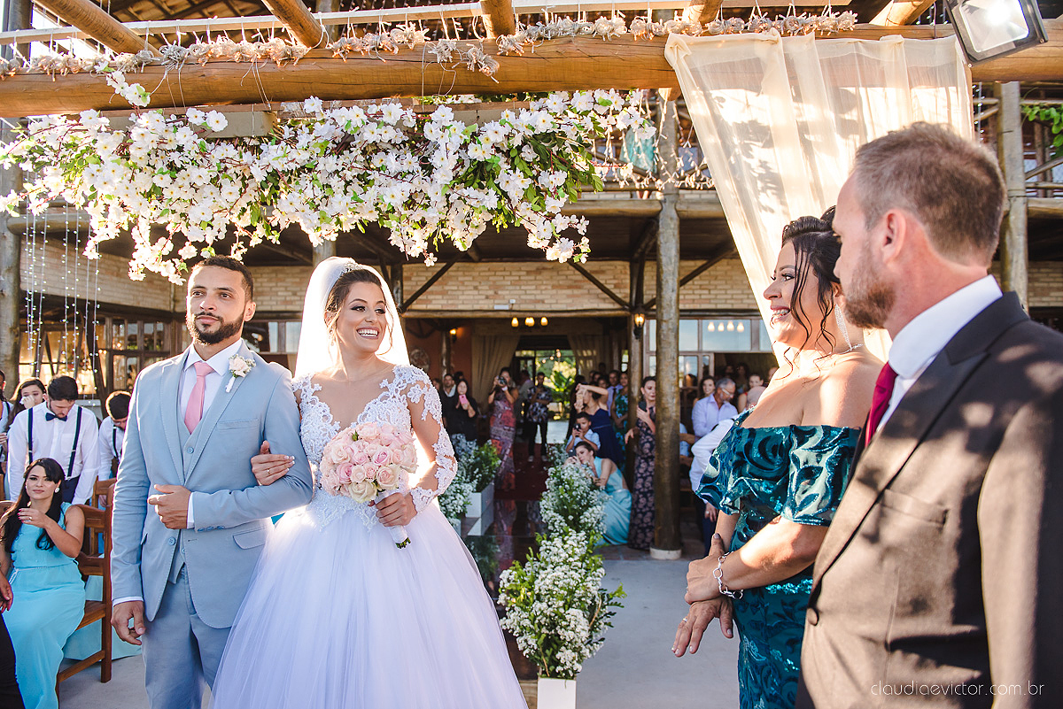 Lindo casamento realizado no cerimonial Kafuá do lino em Ponta da Fruta por fotógrafos de casamento de vila velha fotógrafos de casamento de vitória fotógrafos de casamento de serra espirito santo es com noivo noiva por do sol e vestido de noiva