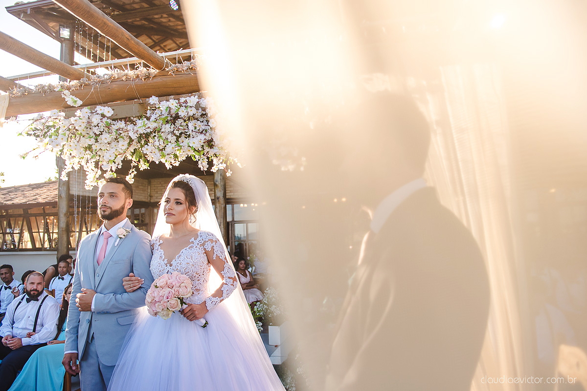 Lindo casamento realizado no cerimonial Kafuá do lino em Ponta da Fruta por fotógrafos de casamento de vila velha fotógrafos de casamento de vitória fotógrafos de casamento de serra espirito santo es com noivo noiva por do sol e vestido de noiva