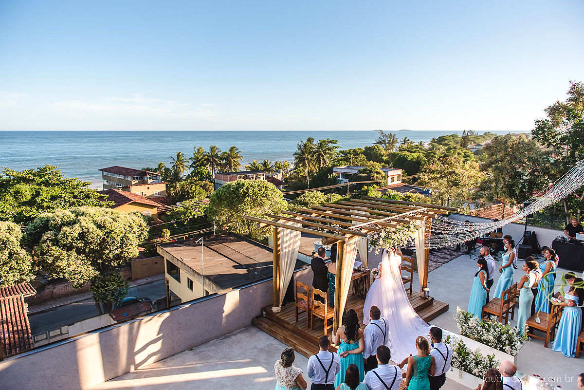 Lindo casamento realizado no cerimonial Kafuá do lino em Ponta da Fruta por fotógrafos de casamento de vila velha fotógrafos de casamento de vitória fotógrafos de casamento de serra espirito santo es com noivo noiva por do sol e vestido de noiva