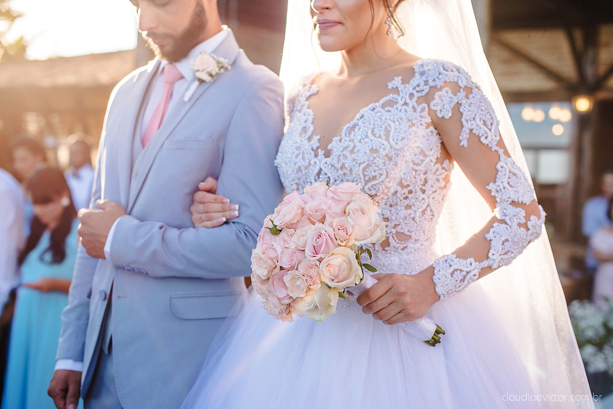 Lindo casamento realizado no cerimonial Kafuá do lino em Ponta da Fruta por fotógrafos de casamento de vila velha fotógrafos de casamento de vitória fotógrafos de casamento de serra espirito santo es com noivo noiva por do sol e vestido de noiva