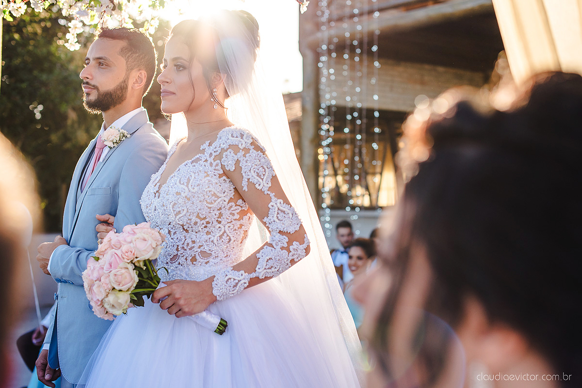 Lindo casamento realizado no cerimonial Kafuá do lino em Ponta da Fruta por fotógrafos de casamento de vila velha fotógrafos de casamento de vitória fotógrafos de casamento de serra espirito santo es com noivo noiva por do sol e vestido de noiva
