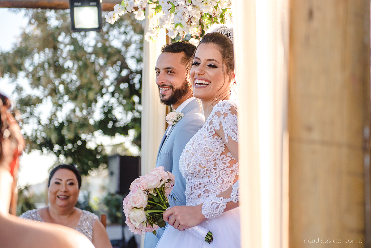 Lindo casamento realizado no cerimonial Kafuá do lino em Ponta da Fruta por fotógrafos de casamento de vila velha fotógrafos de casamento de vitória fotógrafos de casamento de serra espirito santo es com noivo noiva por do sol e vestido de noiva