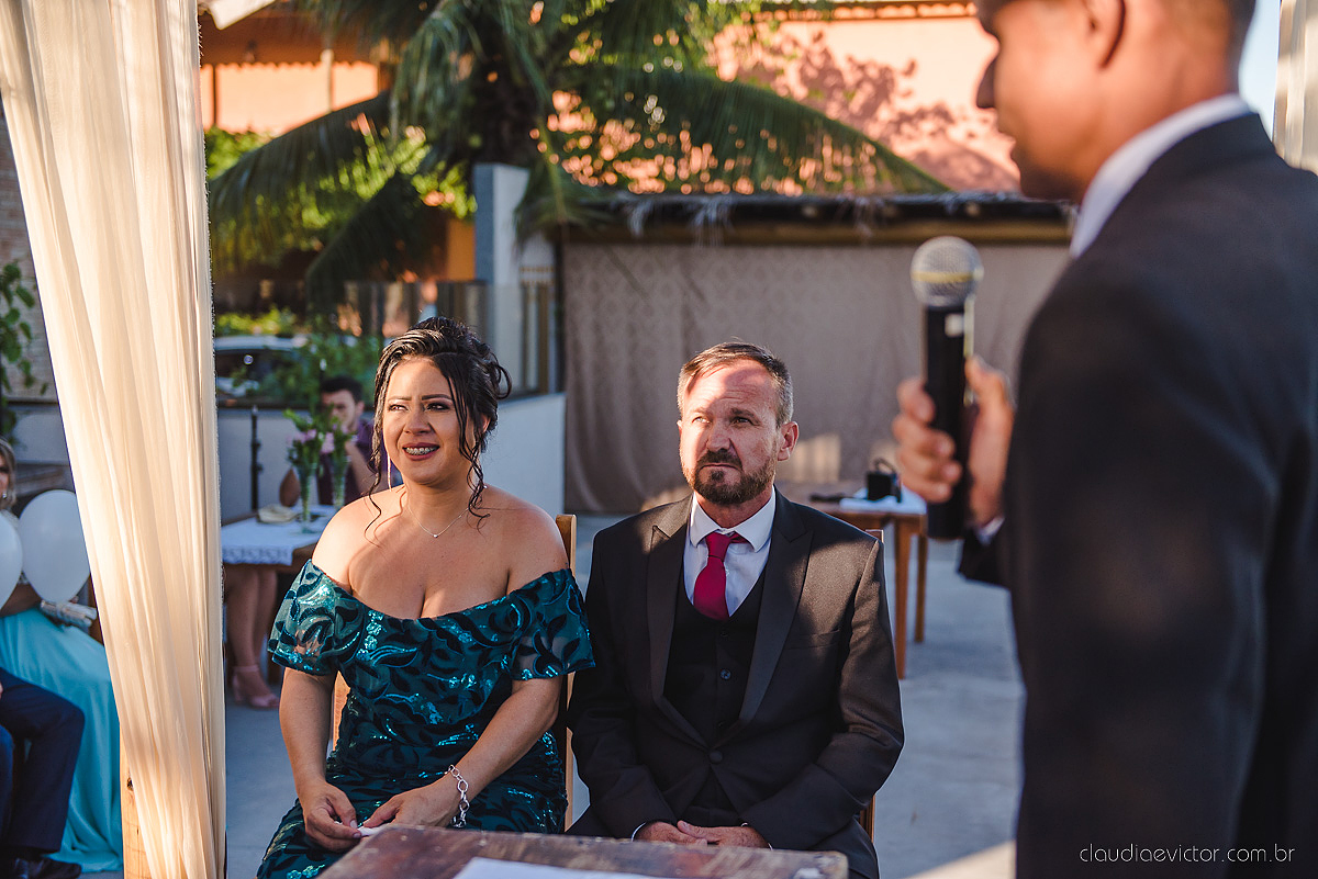 Lindo casamento realizado no cerimonial Kafuá do lino em Ponta da Fruta por fotógrafos de casamento de vila velha fotógrafos de casamento de vitória fotógrafos de casamento de serra espirito santo es com noivo noiva por do sol e vestido de noiva