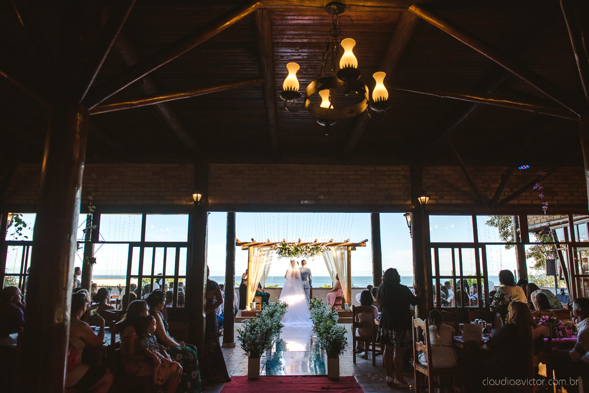 Lindo casamento realizado no cerimonial Kafuá do lino em Ponta da Fruta por fotógrafos de casamento de vila velha fotógrafos de casamento de vitória fotógrafos de casamento de serra espirito santo es com noivo noiva por do sol e vestido de noiva