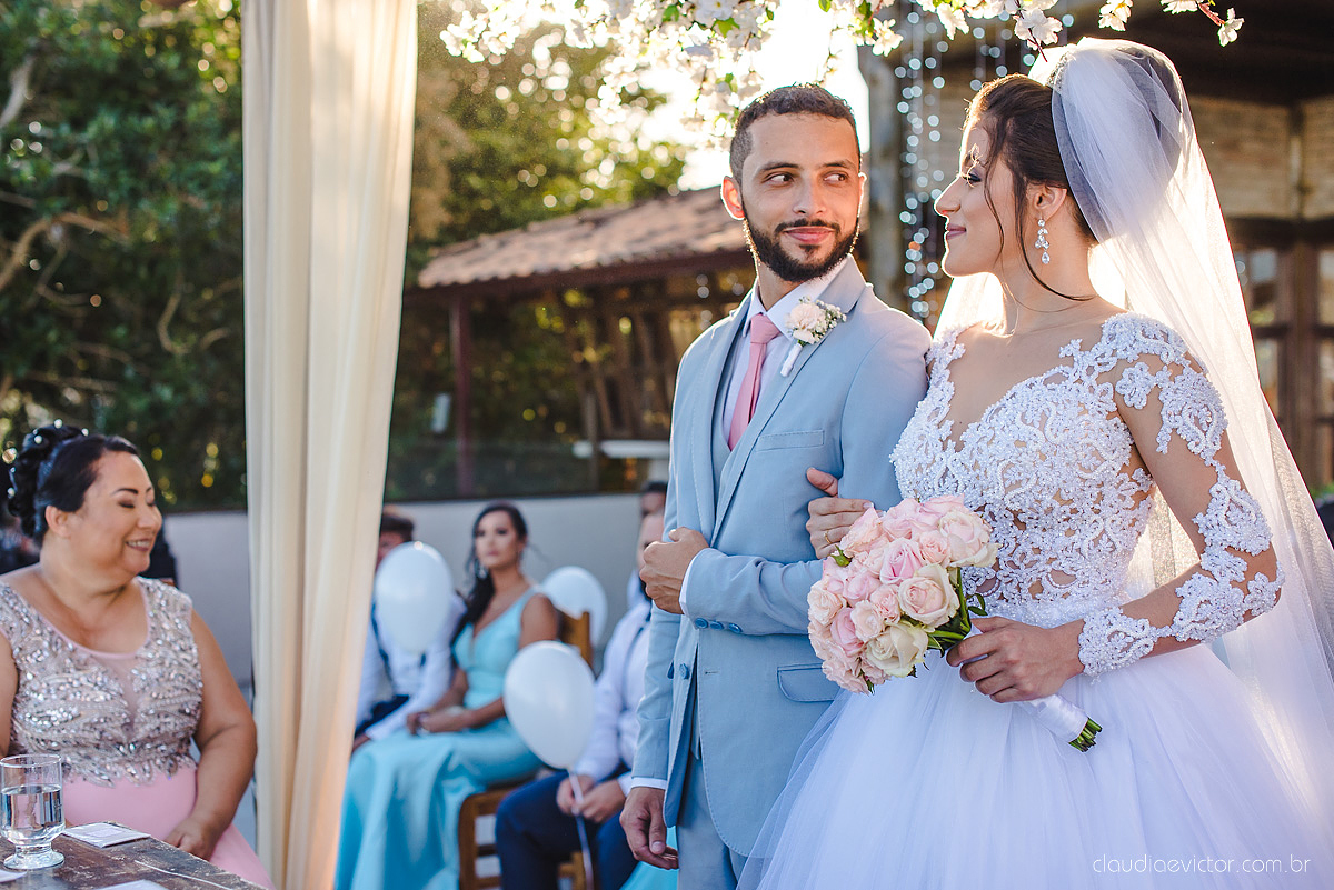 Lindo casamento realizado no cerimonial Kafuá do lino em Ponta da Fruta por fotógrafos de casamento de vila velha fotógrafos de casamento de vitória fotógrafos de casamento de serra espirito santo es com noivo noiva por do sol e vestido de noiva