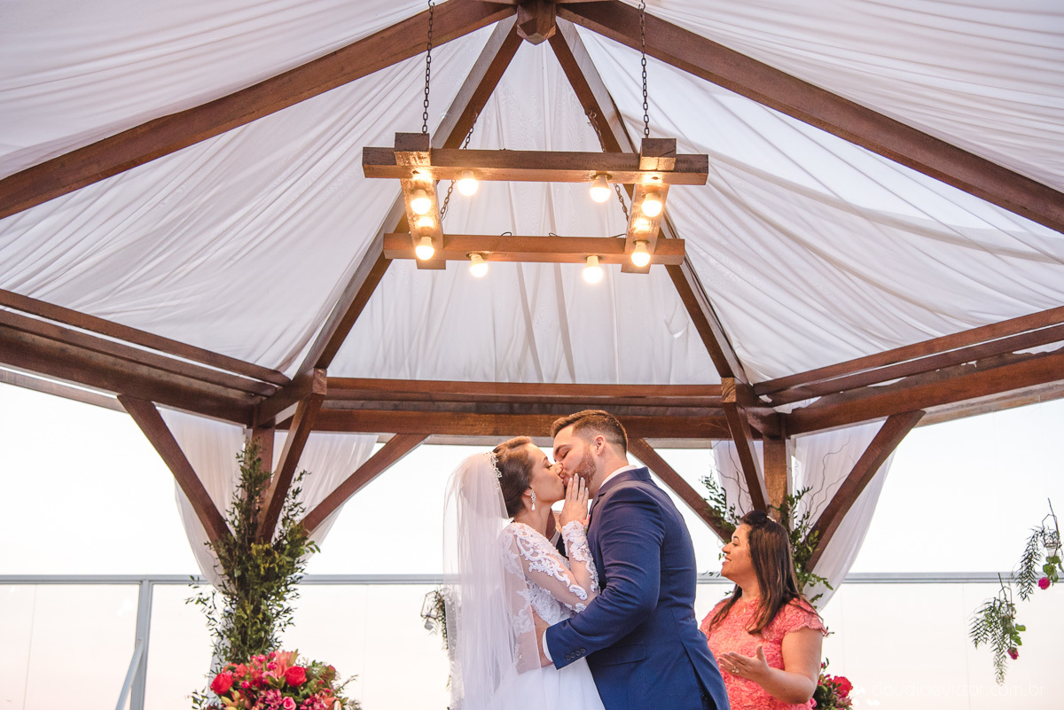 Lindo casamento realizado no cerimonial casa di lucca praia por fotógrafos de casamento de vila velha fotógrafos de casamento de vitória fotógrafos de casamento de serra espirito santo es com noivo noiva e ensaio no hotel aroso em pedra azul