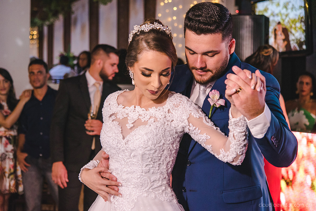 Lindo casamento realizado no cerimonial casa di lucca praia por fotógrafos de casamento de vila velha fotógrafos de casamento de vitória fotógrafos de casamento de serra espirito santo es com noivo noiva e ensaio no hotel aroso em pedra azul