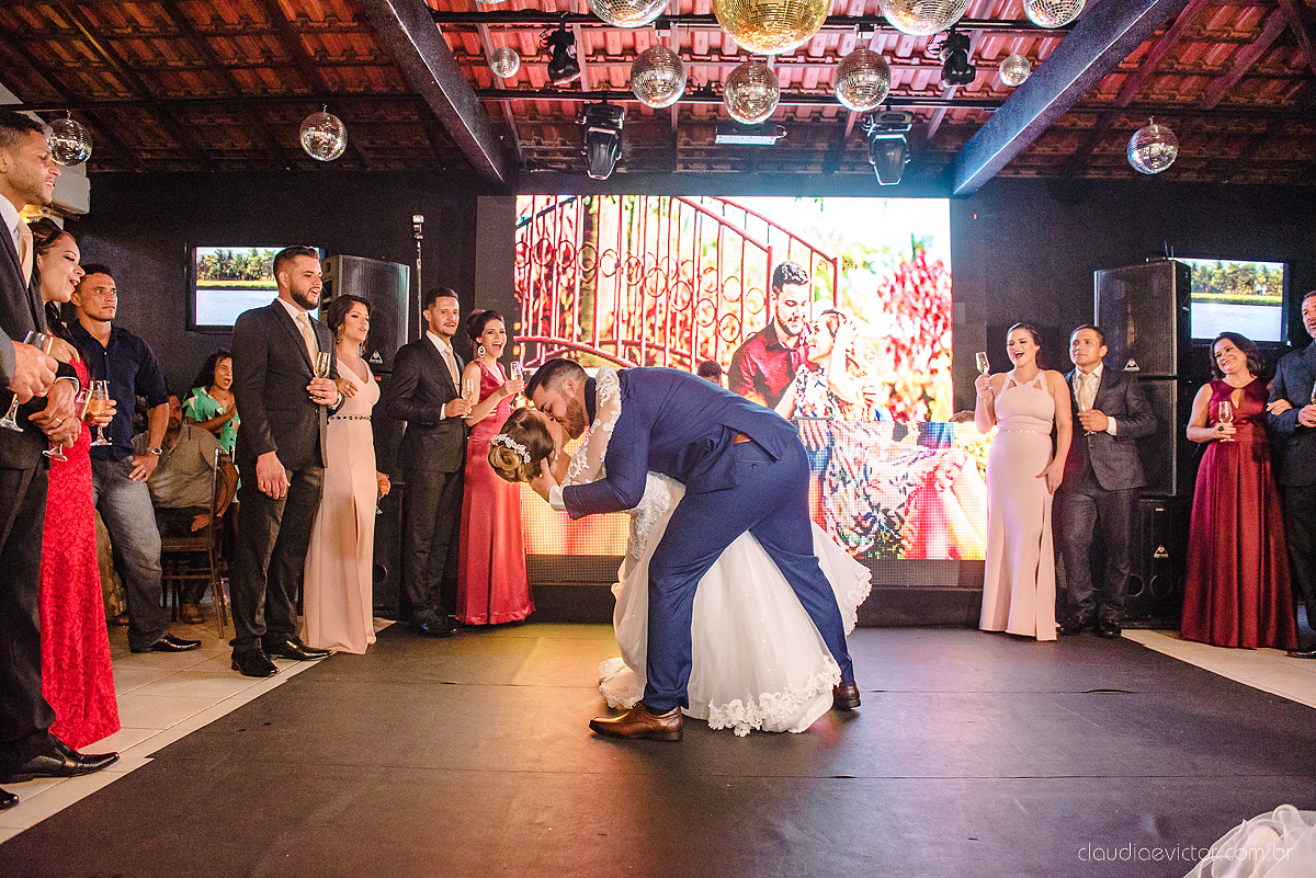 Lindo casamento realizado no cerimonial casa di lucca praia por fotógrafos de casamento de vila velha fotógrafos de casamento de vitória fotógrafos de casamento de serra espirito santo es com noivo noiva e ensaio no hotel aroso em pedra azul